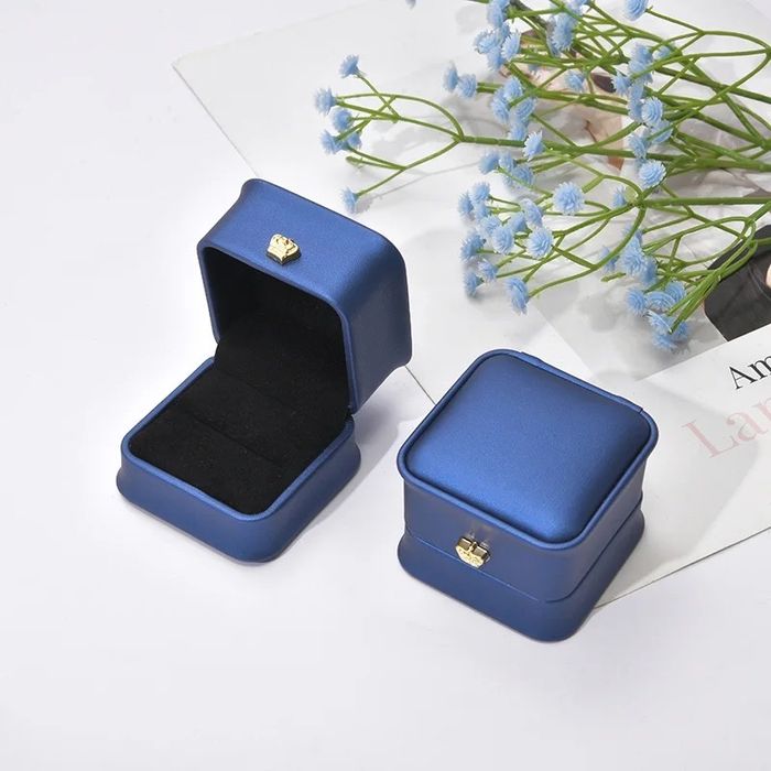 Коробочка для весільної каблучки Ювелірний футляр під кільце