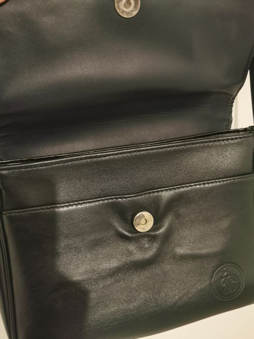 Mala azul a tiracolo