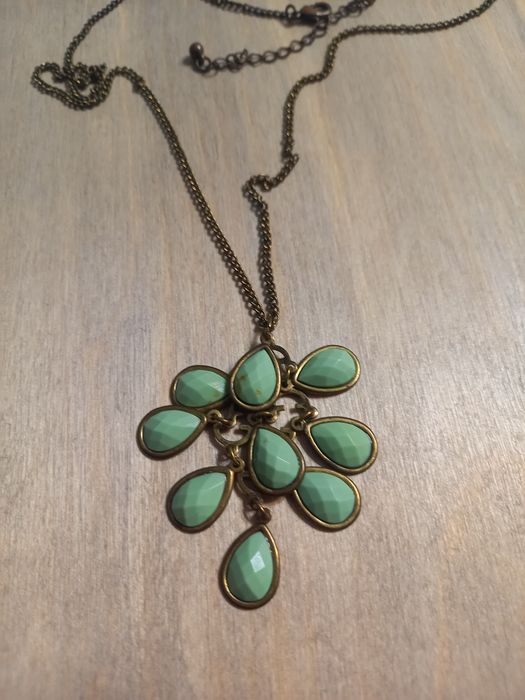 Wisior z zielonymi łezkami