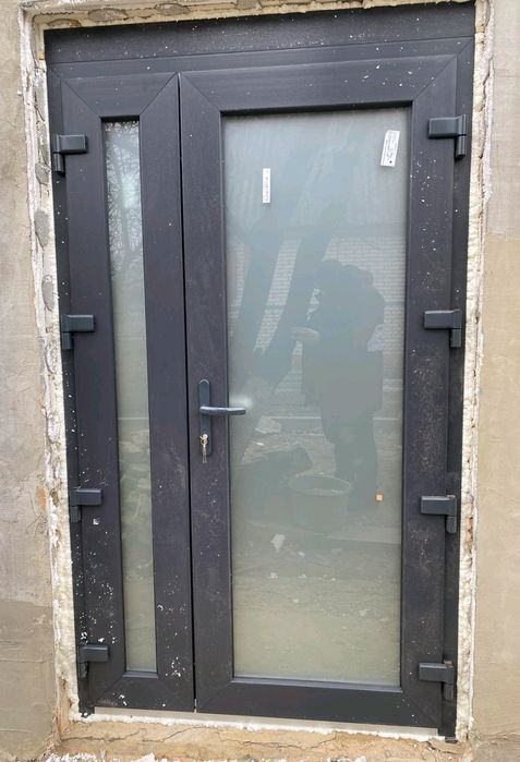 Двері вхідні коричневі, Металопластикові двери нові