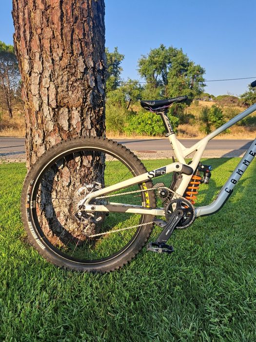 Bicicleta de downhill commencal V5