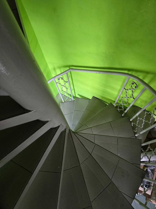 Schody kręcone spiralne stalowe z balustradą