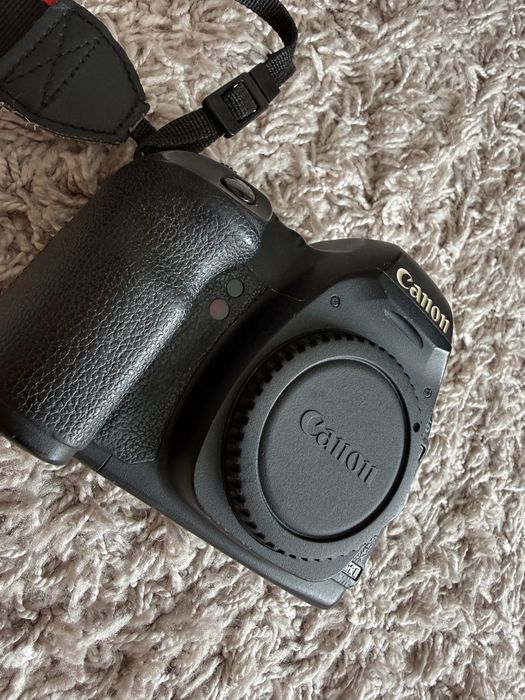 Canon EOS 5D Mark II + батарейний блок + зарядний + 3 карти пам’яті + повний комплект