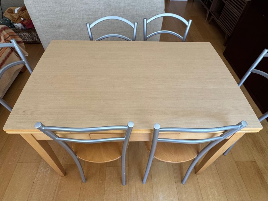 Mesa em madeira maciça com 6 cadeiras