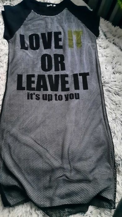 Suknia z napisem z siatka z przodu.