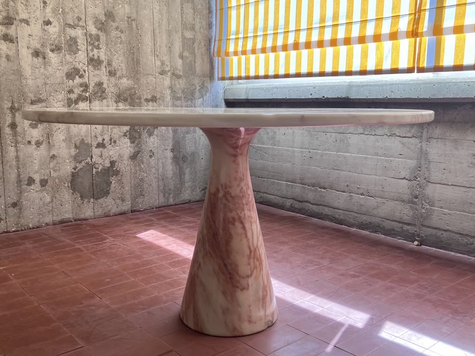 Mesa circular em mármore polido