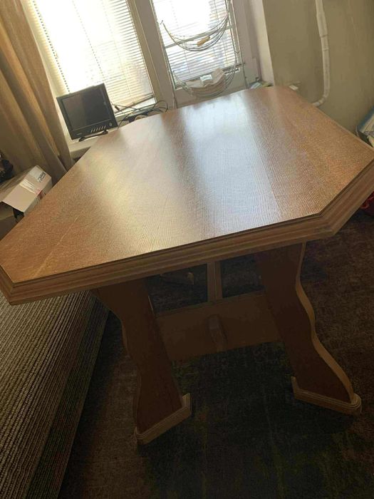 Стіл і чотири стула