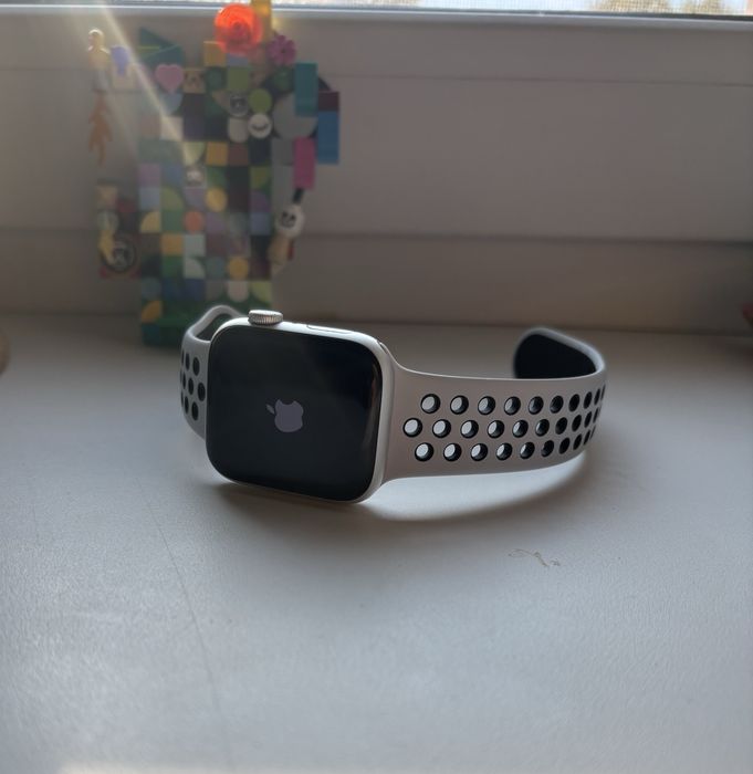 Продам Apple Watch SE 44mm Nike Edition.