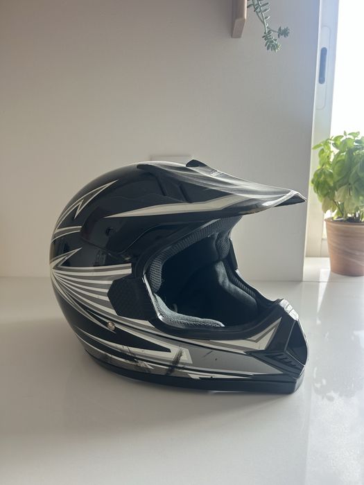 Capacete preto e branco