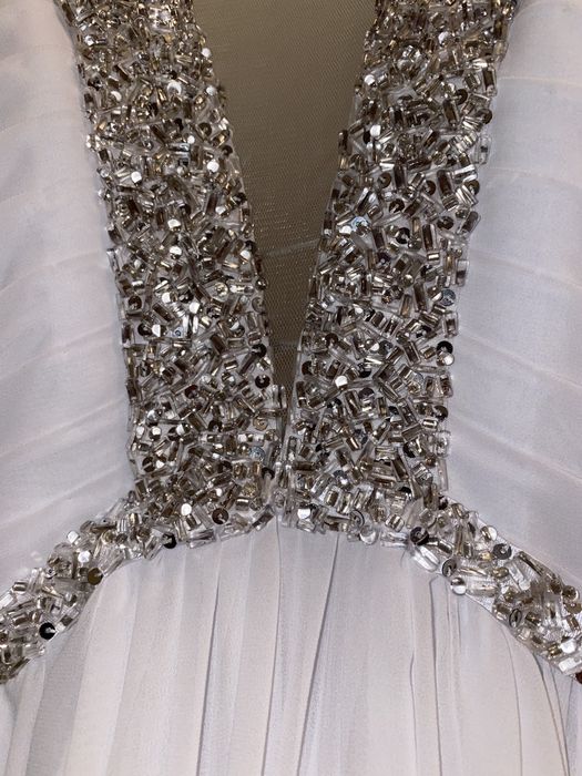 Продам неймовірно гарну білу сукню на весілля або випускний вечір