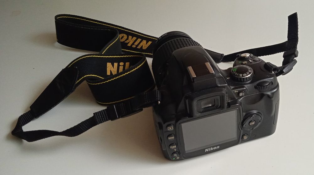 Nikon - lustrzanka z obiektywem