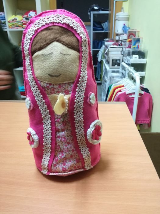 Boneca de pano para quarto de criança