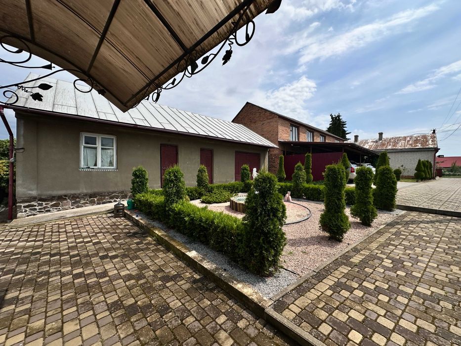 2 будинки+виробниче двоповерхове приміщення на території