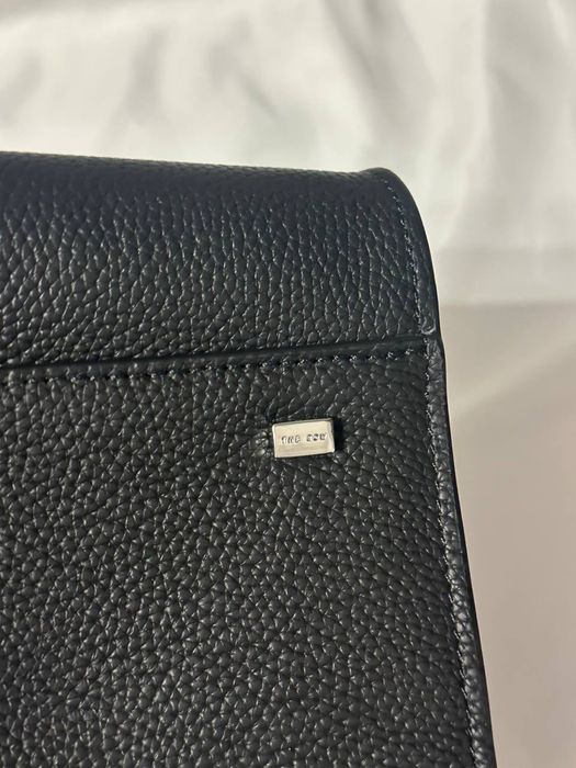 Сумка The Row Margaux 15 у чорній текстурній шкірі