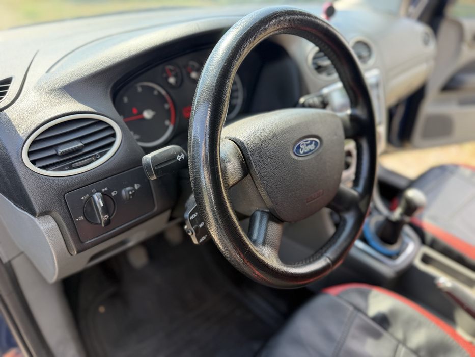 Продам Ford Focus 1.8  2010г