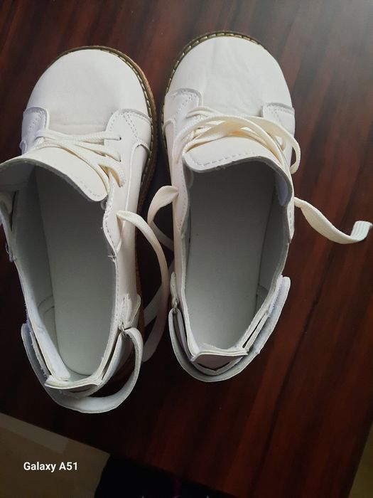 nowe buty biale na zdrowej podeszwie