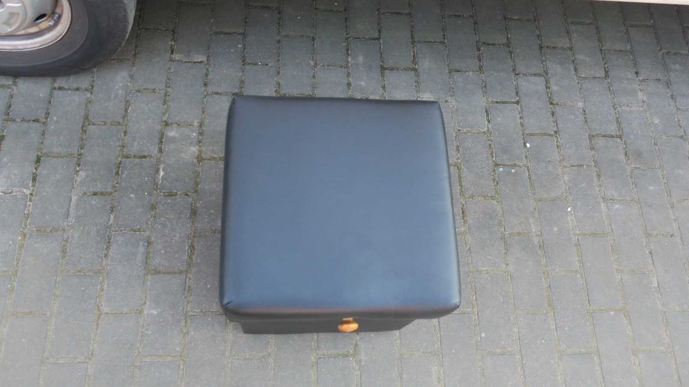 Pufa czarna otwierana skóra ECO