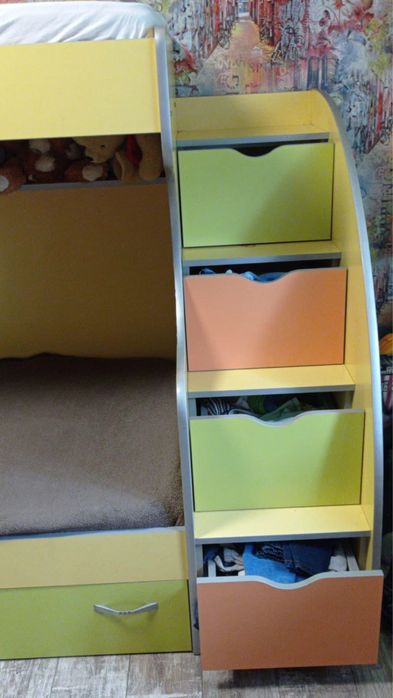 Двохповерхове дитяче ліжко з шафою. Меблі в дитячу кімнату