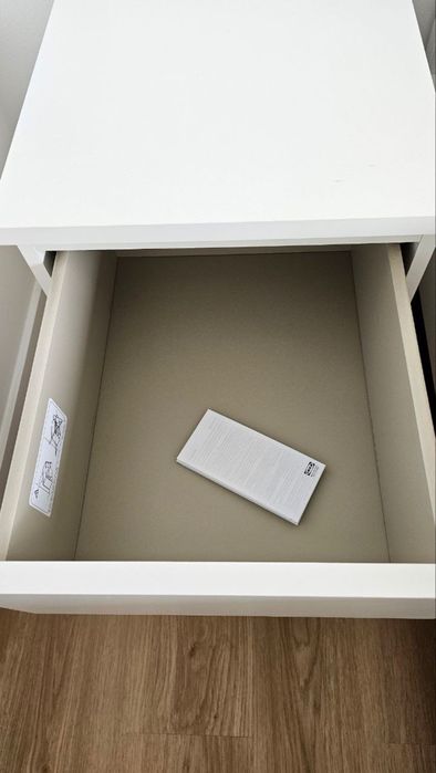 Cómoda “MALM” de IKEA com duas gavetas
