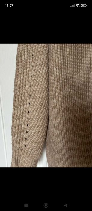 Długi beżowy sweterek