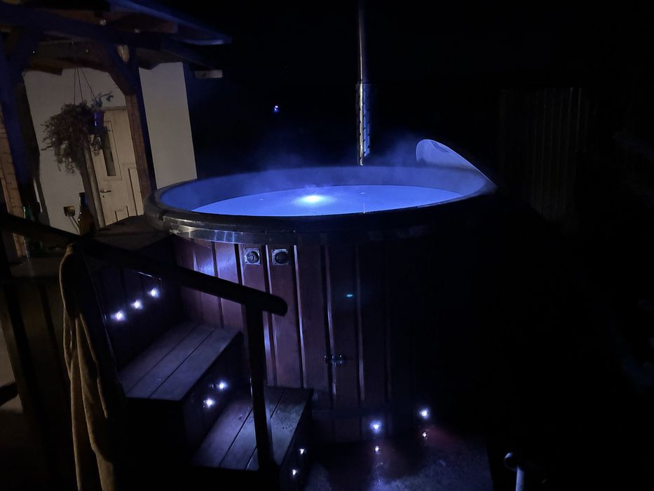 Mobilna balia , jacuzzi na wynajem  z transportem pod Twój dom. Zmień chłodny wieczór w luksusowe SPA pod gwiazdami!