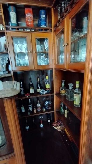 Movel Bar de madeira de mogno com tampo de marmore, duas vitrines e numeras prateleiras