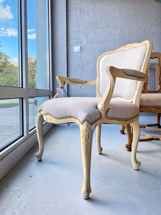 Francuski  jasny smietankowy Fotel Louis odnowiony