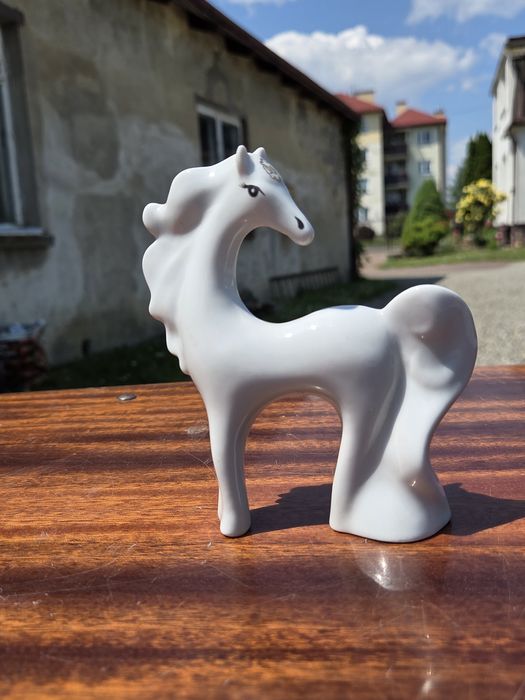 ceramiczna figurka konia