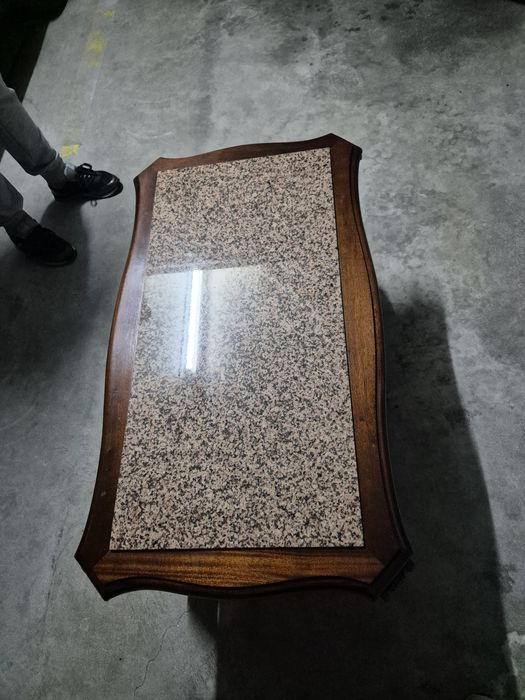 Mesa de centro em madeira e mármore