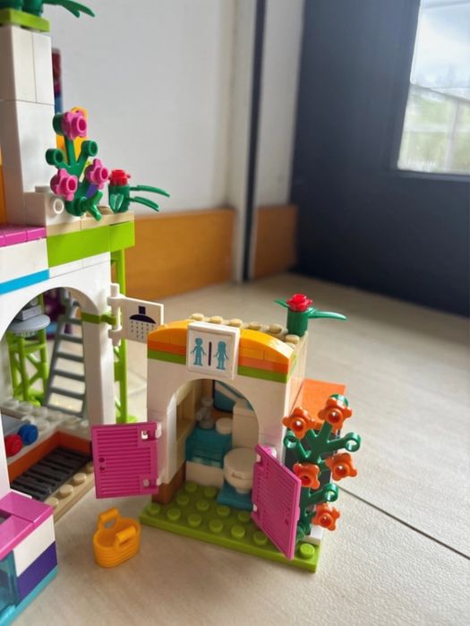 Lego friends “piscina de verão de Heartlake”