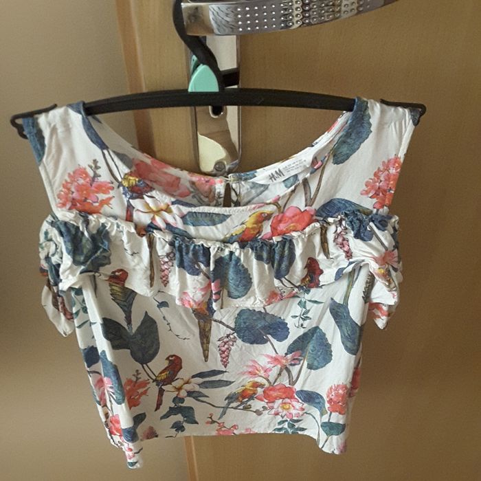 Bluzeczki w kwiatki H&M rozmiar 140 2szt