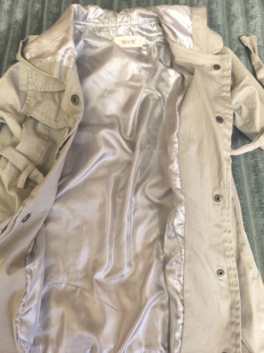 Модний тренч для дівчинки з капюшоном.