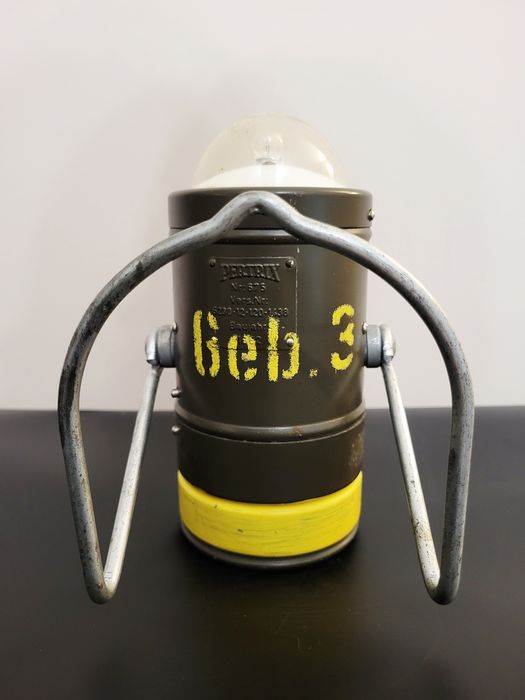 Wojskowa bunkrowa lampa Pertrix 675 z 1962 roku