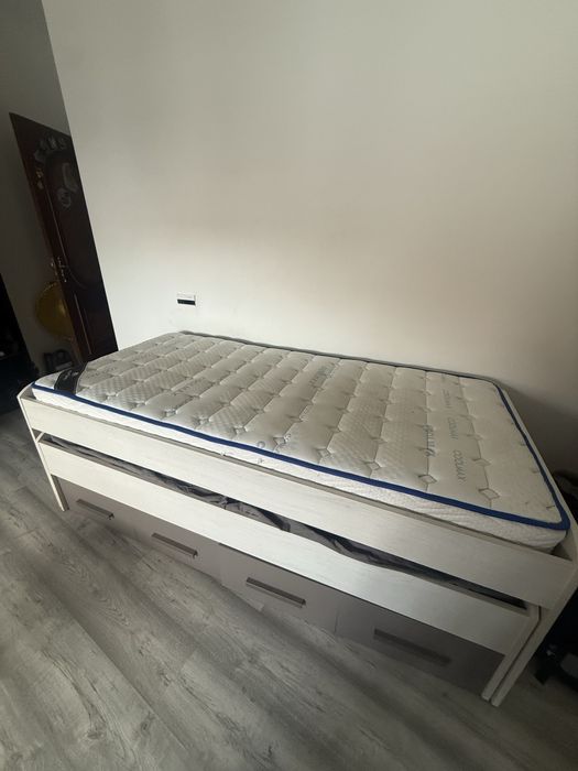 Cama dupla e 2  colchões