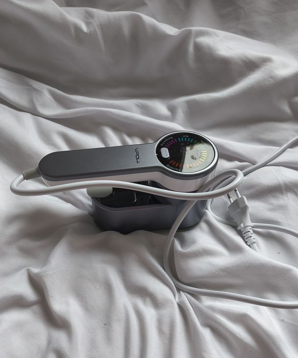 Żelazko podróżne pionowe – kompaktowy steamer do ubrań