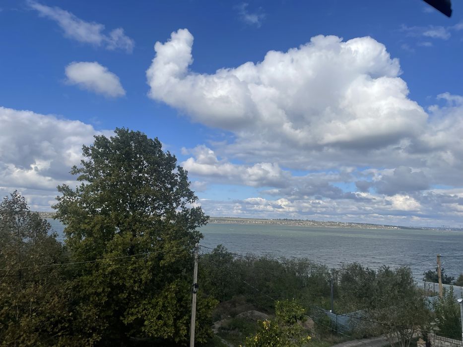 Будинок на березі річки