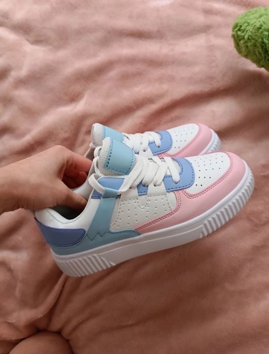 Nowe białe sneakersy z kolorowymi elementami, rozmiar 34.