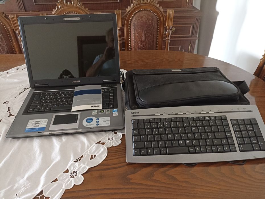 Computador marca ASUS mais teclado marca Trusk mais pasta de transport64873984077825121
