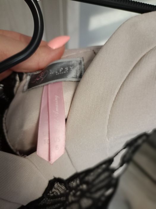 Sukienka z baskinką S