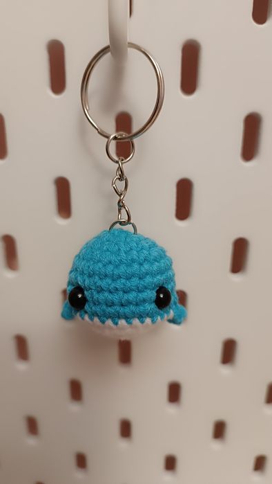 Breloczek wieloryb na szydełku