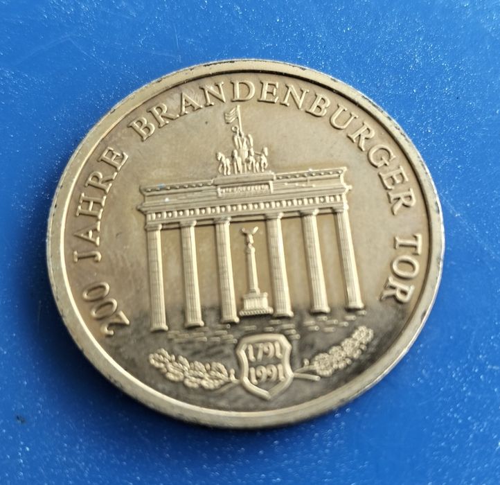 Zestaw ciekawych medali, plus moneta