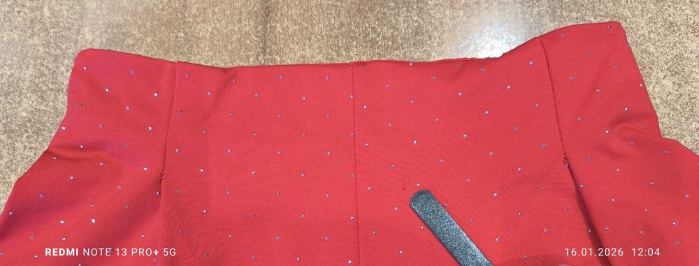 Fajne czerwone spodenki z cekinami i koronką