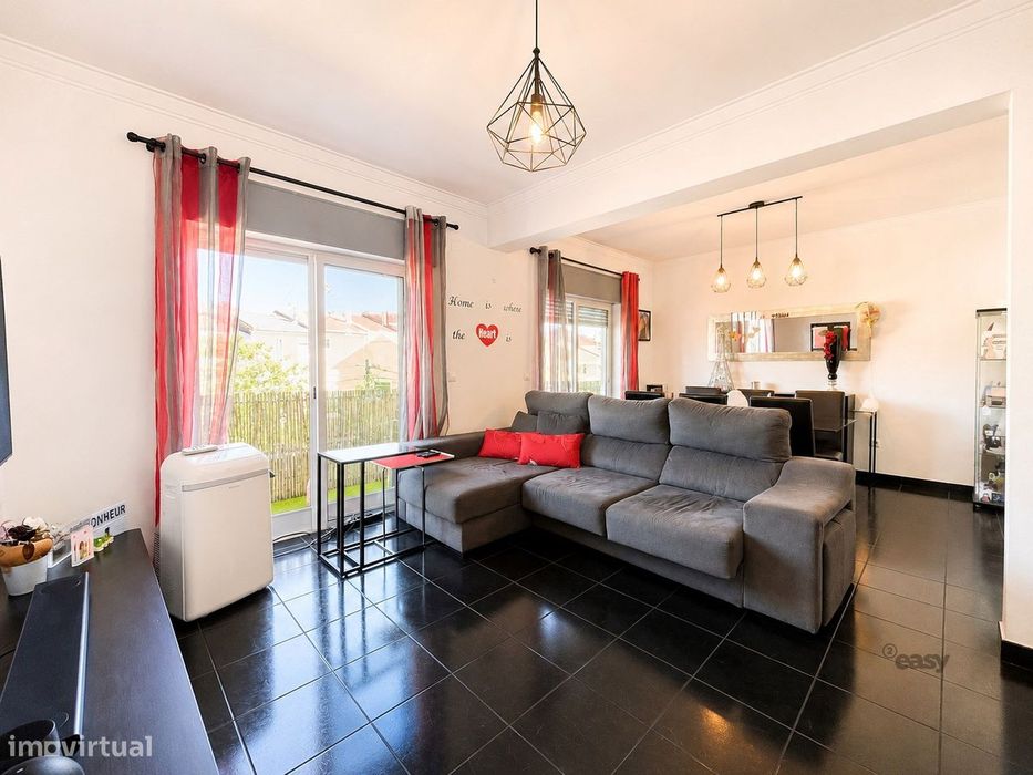 Apartamento T2+1 com Garagem e Logradouro em Vale Milhaços