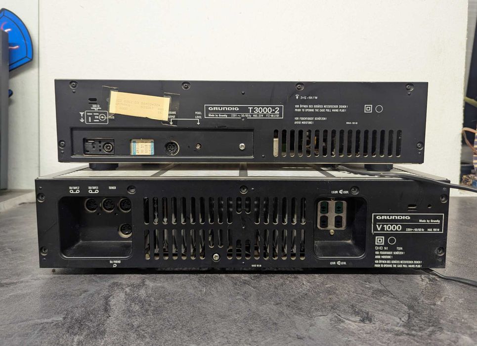 Комплект, стерео підсилювач Grundig V 1000 та тюнер Grundig T 3000.