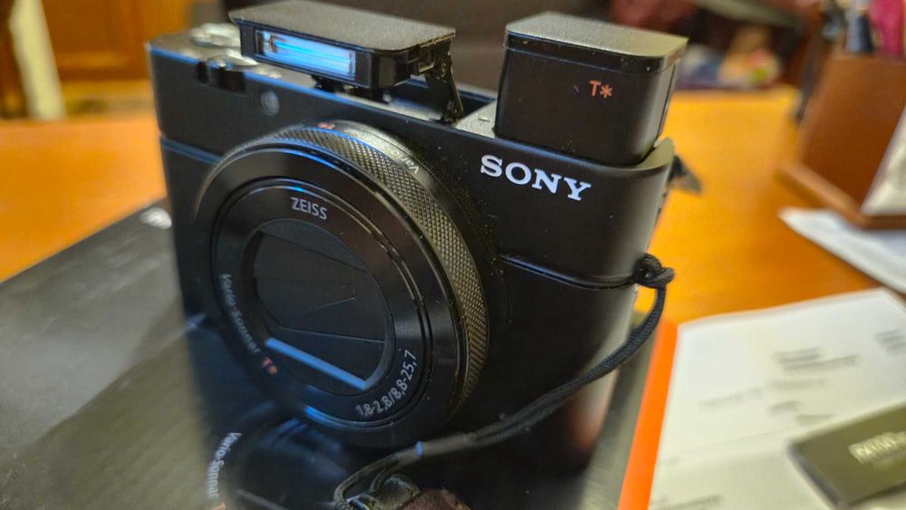 Sprzedam aparat Sony RX100 IV z akcesoriami Gariz i kartą pamięci