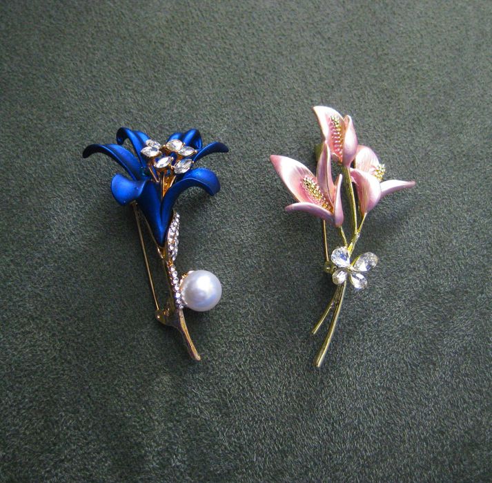 Alfinete / Broche / Pregadeira Lirio Azul c/ Perola NOVO