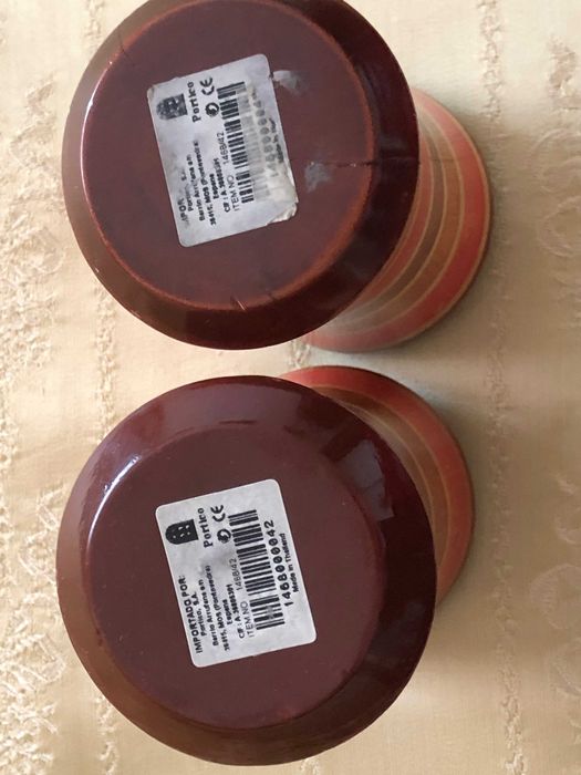 Conjunto de 2 castiçais em madeira, fabricados Tailândia