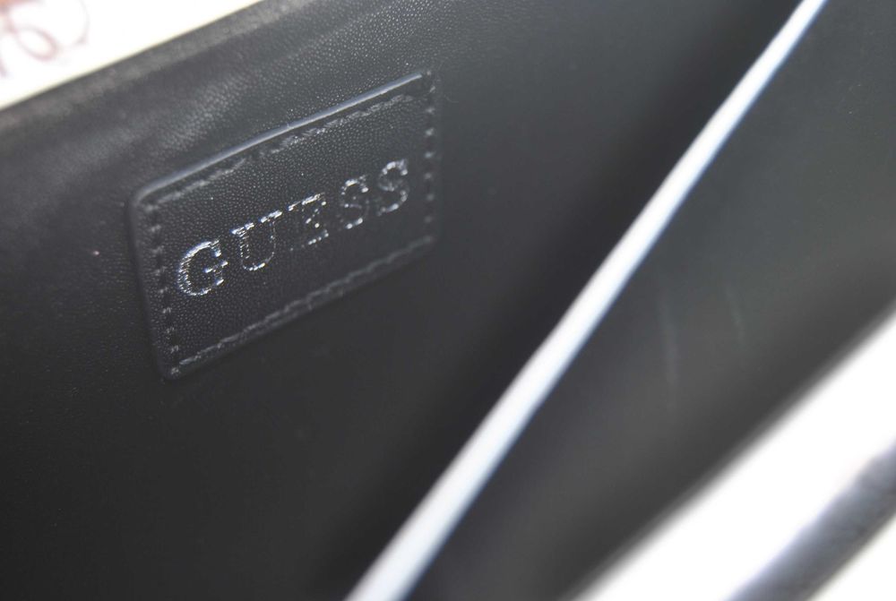 Mala Inspirada Guess 4G Logo – Branca e Prata (Nova)