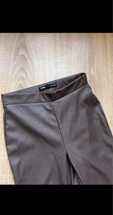Legginsy skórkowe czekoladka sinsay
