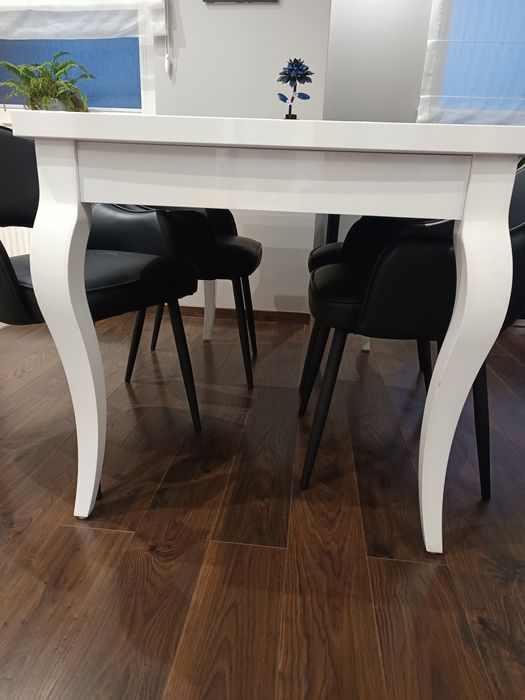 Stol lakierowany bialy